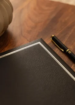 Black Line Maxi Album 30x33 cm (100 Sorte sider / 50 blade)