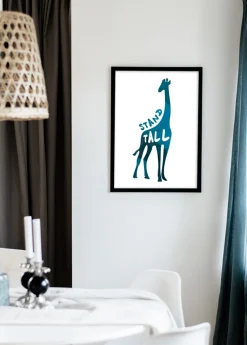 Giraffe stand tall - Blå Plakat (21x29.7 cm (A4))