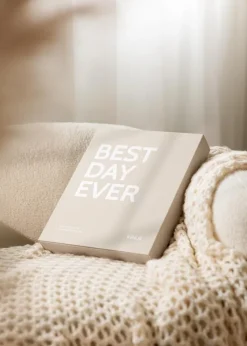 KAILA BEST DAY EVER Creme - Coffee Table Photo Album (60 Sorte Sidor)