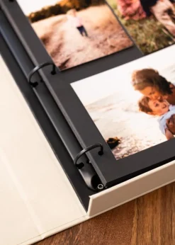 KAILA BEST DAY EVER Creme - Coffee Table Photo Album (60 Sorte Sidor)