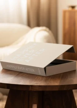 KAILA HAPPILY EVER AFTER Creme - Coffee Table Photo Album (60 Sorte Sidor)