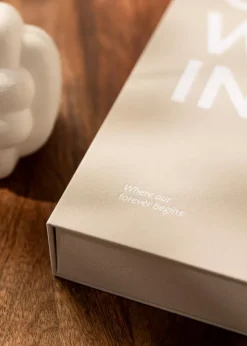 KAILA OUR WEDDING Creme - Coffee Table Photo Album (60 Sorte Sidor)