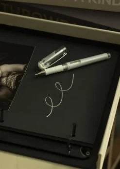 Pentel K230-WO - Metallic Hvid albumpen - 1 mm