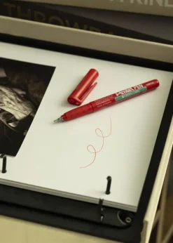 Pentel NMF50-B - rød albumpen - 0,4 mm