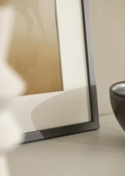 Ramme Edsbyn Grafit 50x70 cm - Passepartout Hvid 33x56 cm