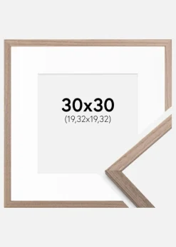 Ramme Edsbyn Lys Valnød 30x30 cm - Passepartout Hvid 8x8 inches