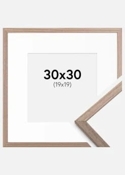 Ramme Edsbyn Lys Valnød 30x30 cm - Passepartout Hvid 20x20 cm