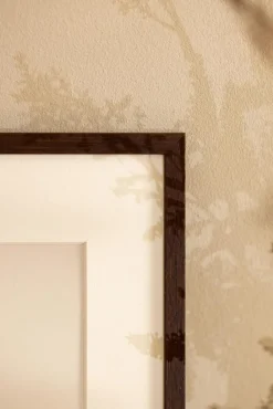 Ramme Edsbyn Valnød 30x38 cm - Passepartout Hvid 22x30 cm