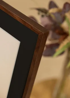 Ramme E-Line Valnød 30x40 cm - Passepartout Sort 21x29,7 cm (A4)