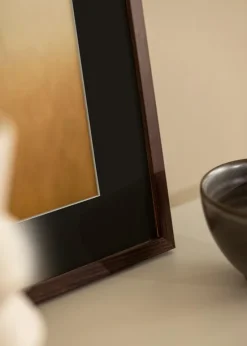 Ramme E-Line Valnød 70x100 cm - Passepartout Sort 59,4x84 cm (A1)