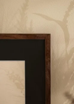 Ramme E-Line Valnød 13x18 cm - Passepartout Sort 7x10 cm