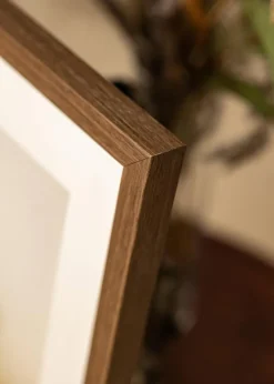 Ramme Hermes Valnød 70x100 cm - Passepartout Hvid 59,4x84 cm