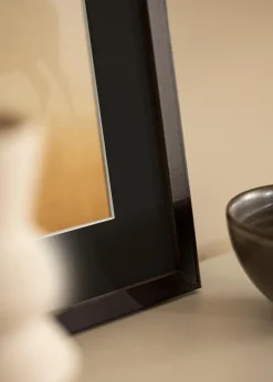 Ramme Selection Valnød 60x90 cm - Passepartout Sort 50x80 cm