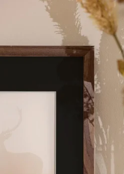 Ramme Stilren Valnød 70x100 cm - Passepartout Sort 61x91,5 cm