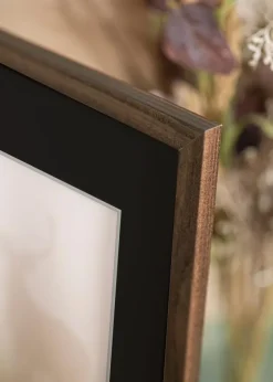 Ramme Stilren Valnød 24x30 cm - Passepartout Sort 6x8 inches (15,24x20,32 cm)